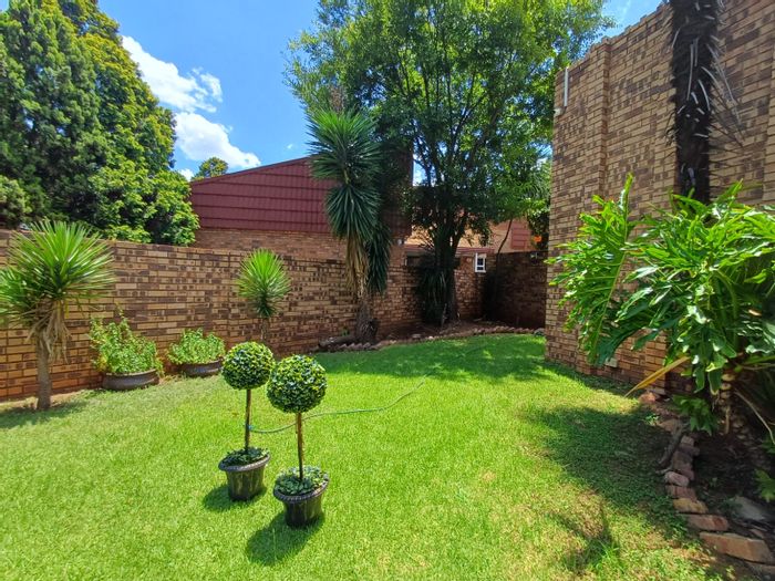 Vanderbijlpark Se 3 House For Sale: 4 Bedrooms, Pool, Lapa, Double Garages.