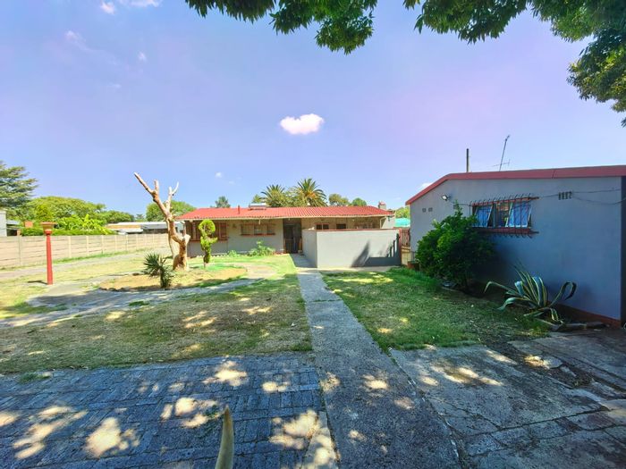 For Sale: House in Sasolburg Ext 15 with flatlet, entertainment area, and carports.