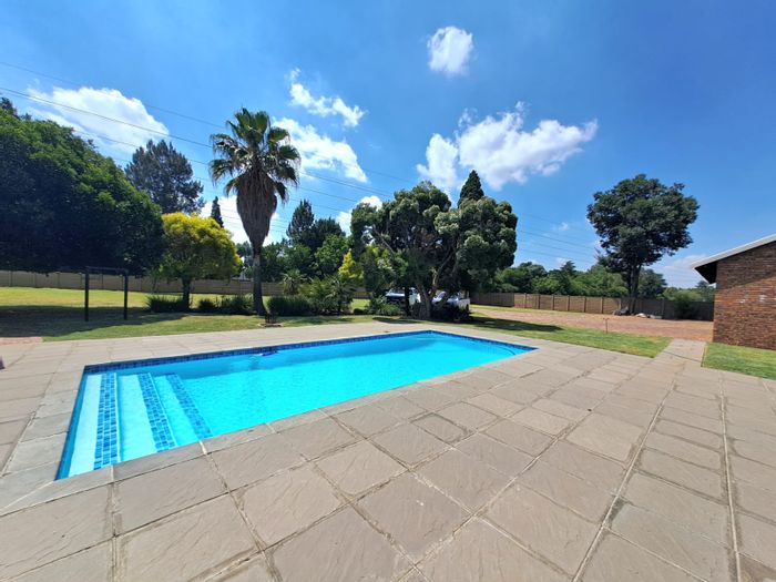 House for Sale in Meyerton Ext 6: 4 Bedrooms, Pool, Indoor Braai, 5 Garages.