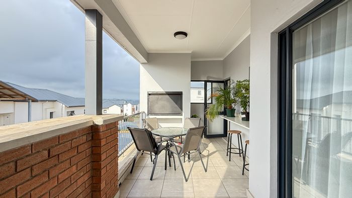 Ballito Central Apartment For Sale: 2 beds, gym, pools, pet-friendly, balcony with braai.