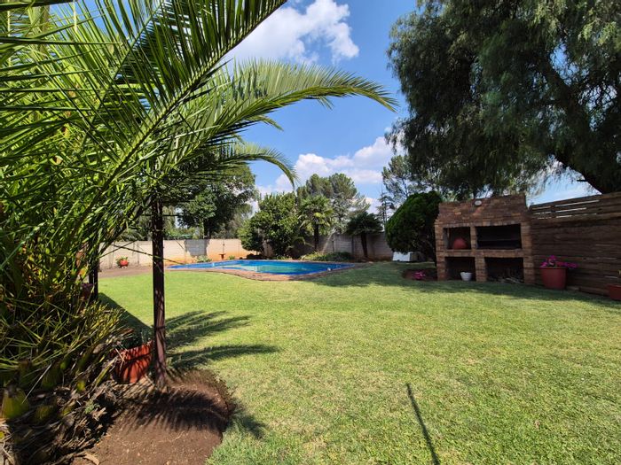 House for Sale in Vanderbijlpark Sw 2: Pool, garden, parking, and security features.
