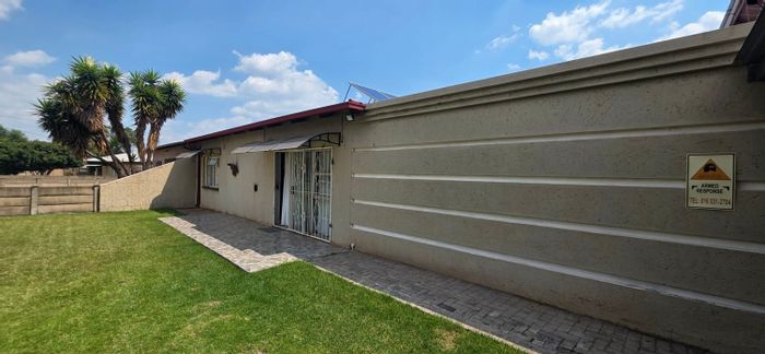 Vanderbijlpark CW 3 House For Sale: 18 solar panels, pool, spacious outbuilding, ample parking.