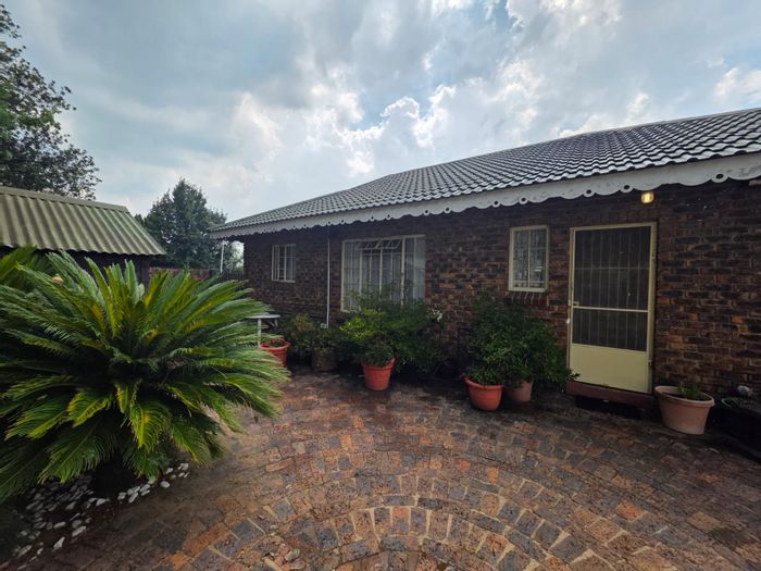 For Sale: Townhouse in Sasolburg Ext 11 with 3 beds, private garden, double garage.