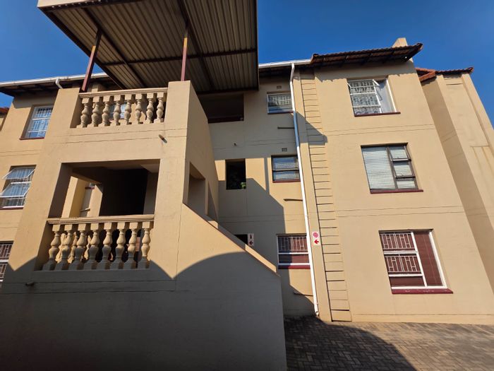 Vaalpark Flat For Sale: 1 Bedroom, River Access, Balcony, Secure Parking.