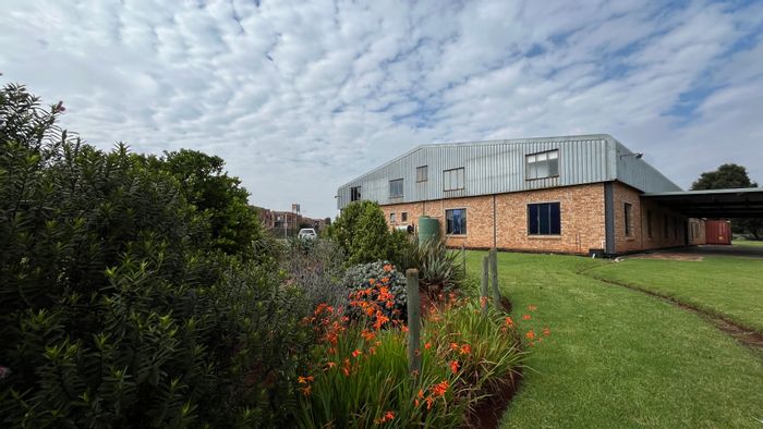 For Sale: Benoni North House with agricultural zoning, commercial potential, and spacious land.