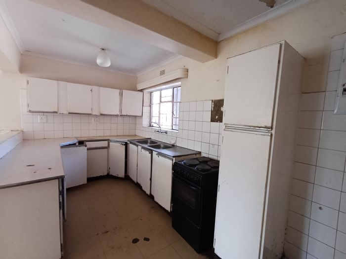 For Sale: Flat in Vanderbijlpark Cw 5, 2 Bedrooms, Open Plan Lounge and Kitchen.