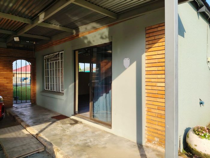 Cottage To Rent in Petersfield: 2 Bedrooms, communal pool, garden access, parking.