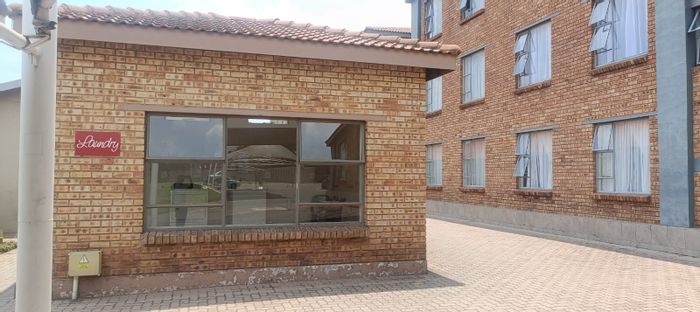 Flat for Sale in Vanderbijlpark Cw 5: 1 Bedroom, Security, Covered Carport.