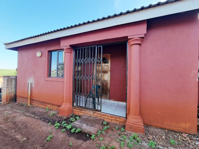 2-Bedroom House for Sale in Umhlathuze with rental backrooms and parking.