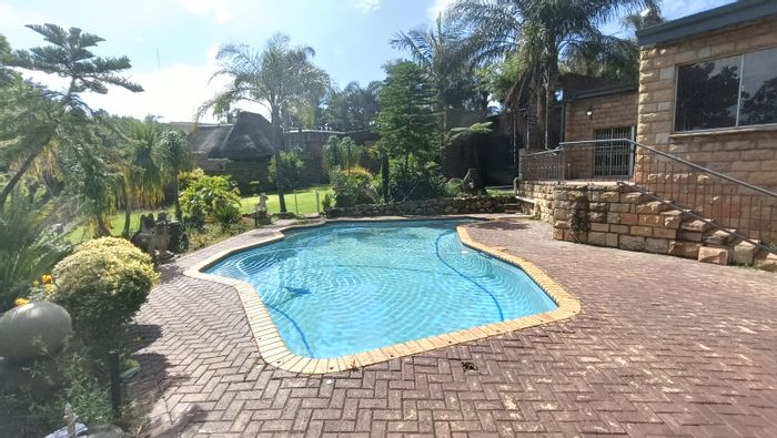 Reyno Ridge House For Sale: 3 beds, 3 baths, pool, flat, large stand.