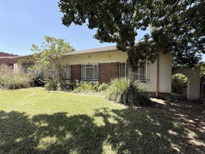 Aviary Hill House For Sale: 3 beds, double garage, spacious living, secure yard.