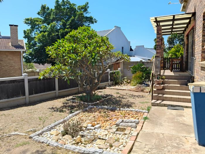 Wavecrest House For Sale: 3 beds, braai room, garage, near beach.