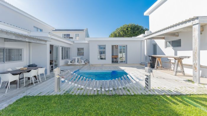 Spacious 8-bedroom house with double garage, sea views, and braai area in Struisbaai Central. For Sale.