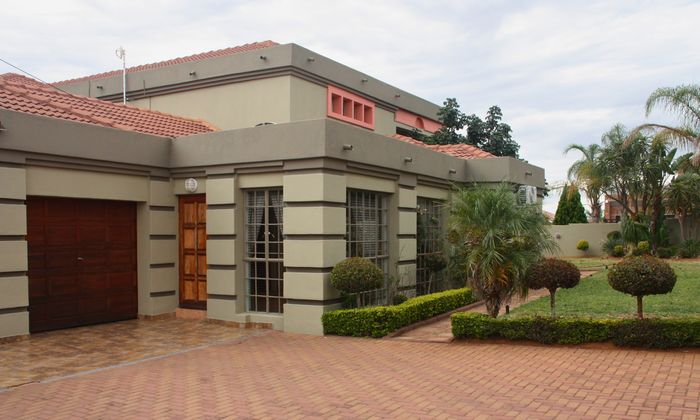 For Sale: Spacious Sterpark House with pool, garden, office, and flatlet.