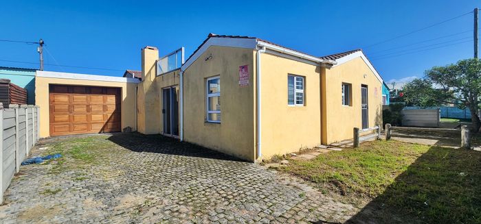 For Sale: House in Struisbaai Central with 4 bedrooms, braai room, and yard.