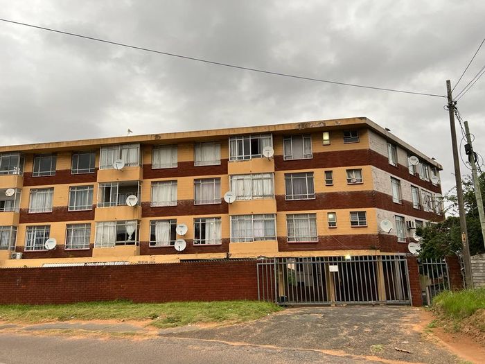 1.5-Bedroom Flat for Sale in Bluff, Close to Amenities, No Transfer Duty.