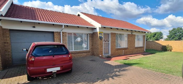 Reyno Ridge Townhouse For Sale: Spacious layout, yard space, near schools and shops.