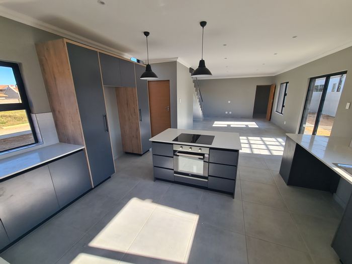 For Sale: House in Bonaero Park with optional extras and spacious living areas.