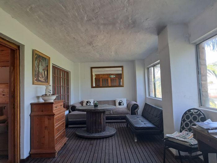 7-bedroom flat in Humansdorp Central with utilities, parking, and pool access. To Rent.