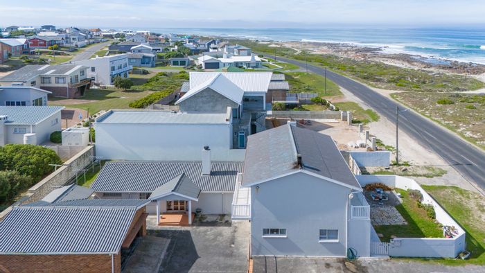 For Sale: Spacious 7-bedroom house with sea views and flatlet in Struisbaai Central.