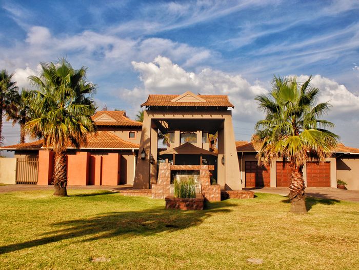 Three Rivers East House For Sale: 3 beds, 2 baths, 3 garages, landscaped garden.