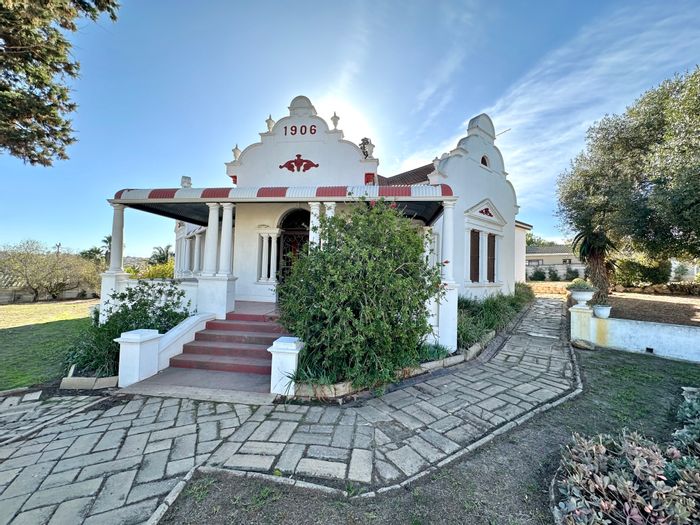 Historic house for sale in Bergzicht with 4 bedrooms, study, and expansive yard.