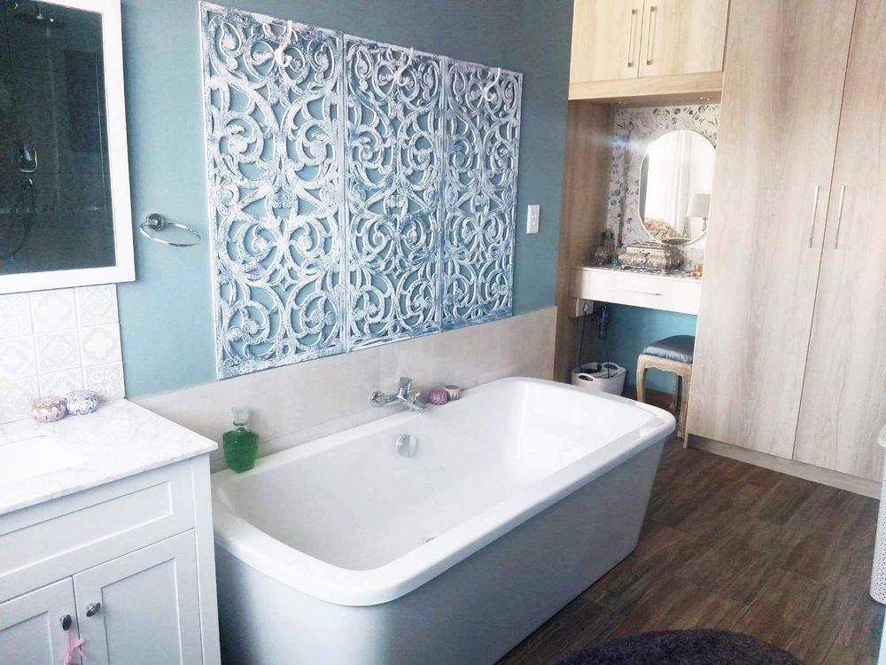 Main bedroom ensuite upstairs