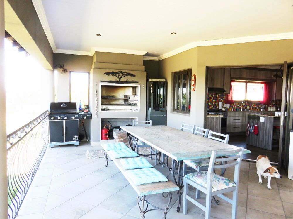 Copious upstairs deck with builtinbraai