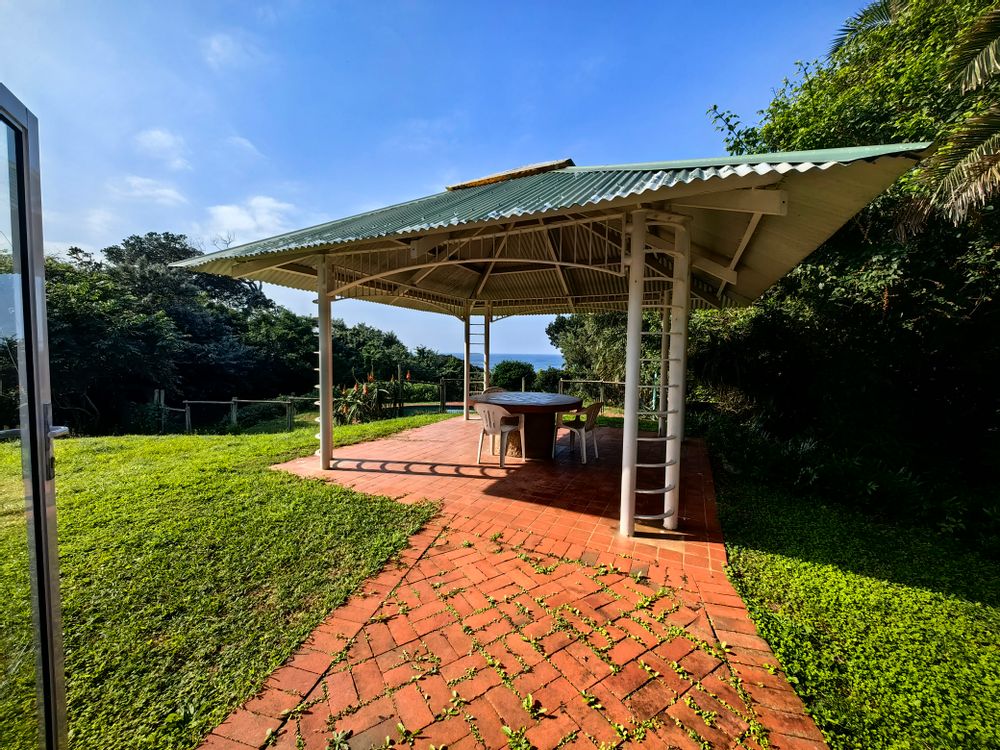 Garden gazebo with view onto ocean and pool