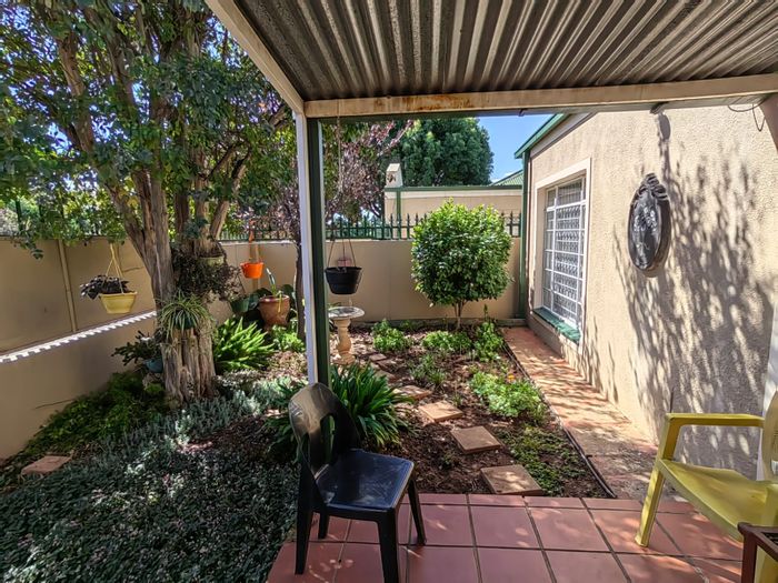 For Sale: Townhouse in Parys Central with 3 bedrooms, Lapa, and solar system.