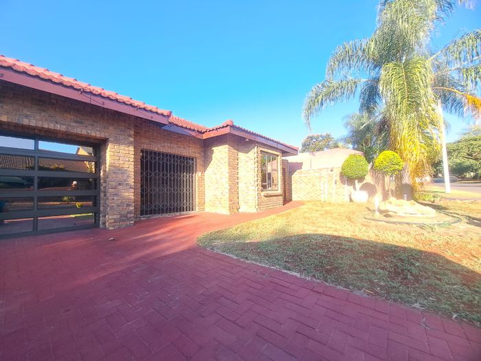 Heuwelsig House For Sale: 3 Bedrooms, pool, entertainment area, security features.