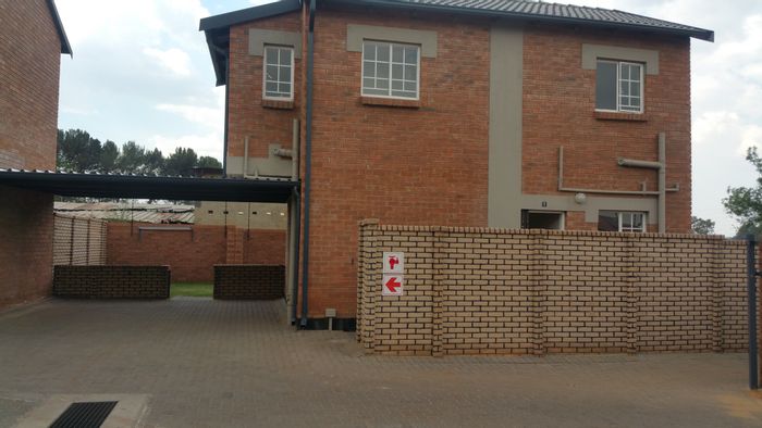 Raslouw Townhouse For Sale: 2 beds, 2 baths, garden, 24-hour security.