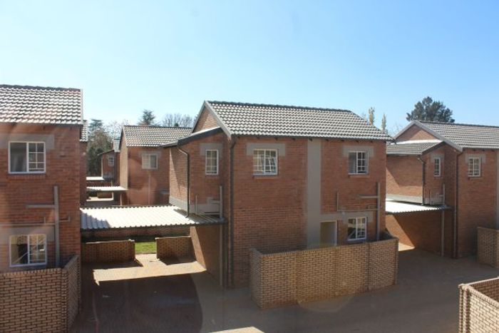 Raslouw Townhouse For Sale: 2 beds, security, pet-friendly, prepaid utilities.