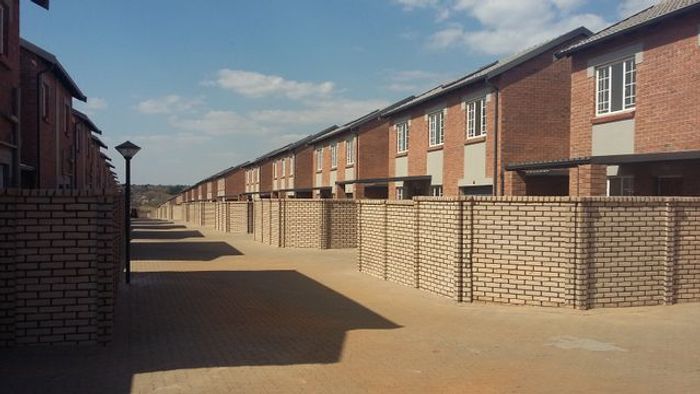 Raslouw Townhouse For Sale: 3 beds, communal play area, 24-hour security.