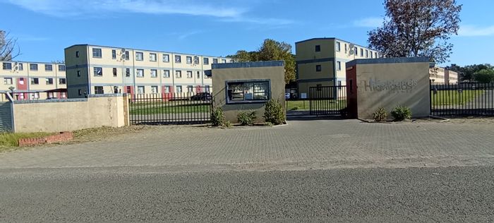 2-Bedroom Apartment in Madadeni D For Sale with Carport and Open Plan Living.