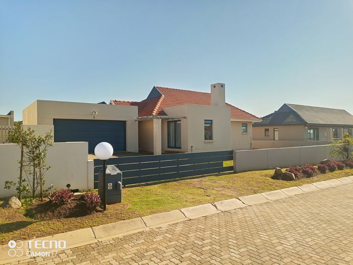 3 Bedroom House For Sale in Kidds Beach with garage, near beach and amenities.