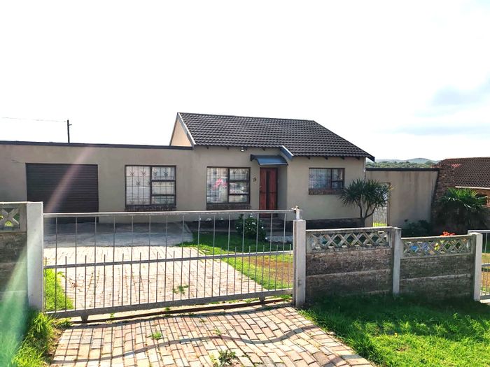 House for Sale in Scheepershoogte: 2 Bedrooms, indoor braai, spacious living area.