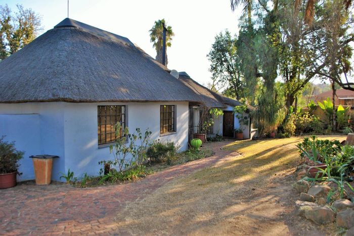Vorna Valley House For Sale: Spacious garden, pool, bar, and convenient location.