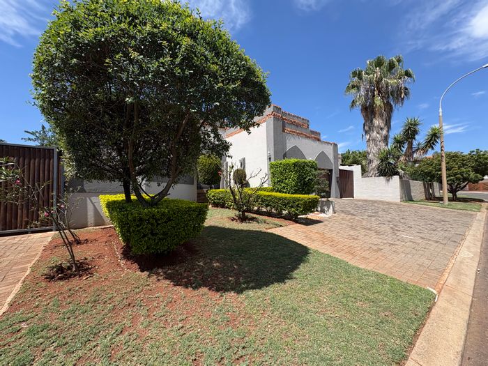 House for Sale in Safari Gardens: 3 Bedrooms, splash pool, indoor braai, double garage.