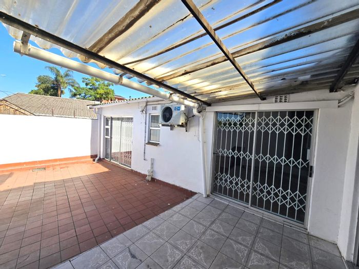 For Sale: House in Shastri Park with 3 bedrooms, garage, and extra room.