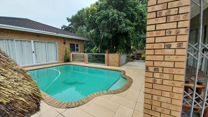 Cottage to Rent in Umtentweni: 2 beds, fiber internet, secure parking, tranquil estate.