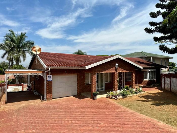 For Sale: House in Sunningdale with pool, 4 bedrooms, security, and garden.