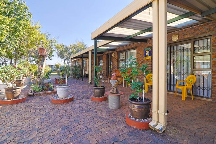 Highbury House For Sale: Exclusive community, spacious garden, pool, ample parking.