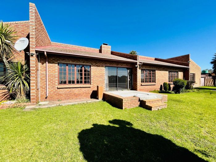 Spacious 5-bedroom house in Kinross with indoor braai and three garages for sale.