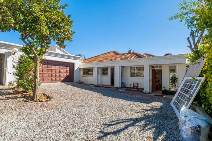 For Sale: House in Glen Austin AH with 10 rooms, pool, and ample parking.