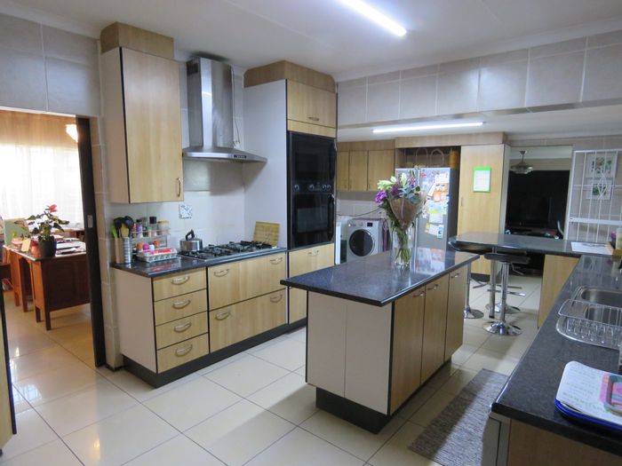 For Sale: 4-Bedroom House in Farrarmere with spacious garden and secure parking.