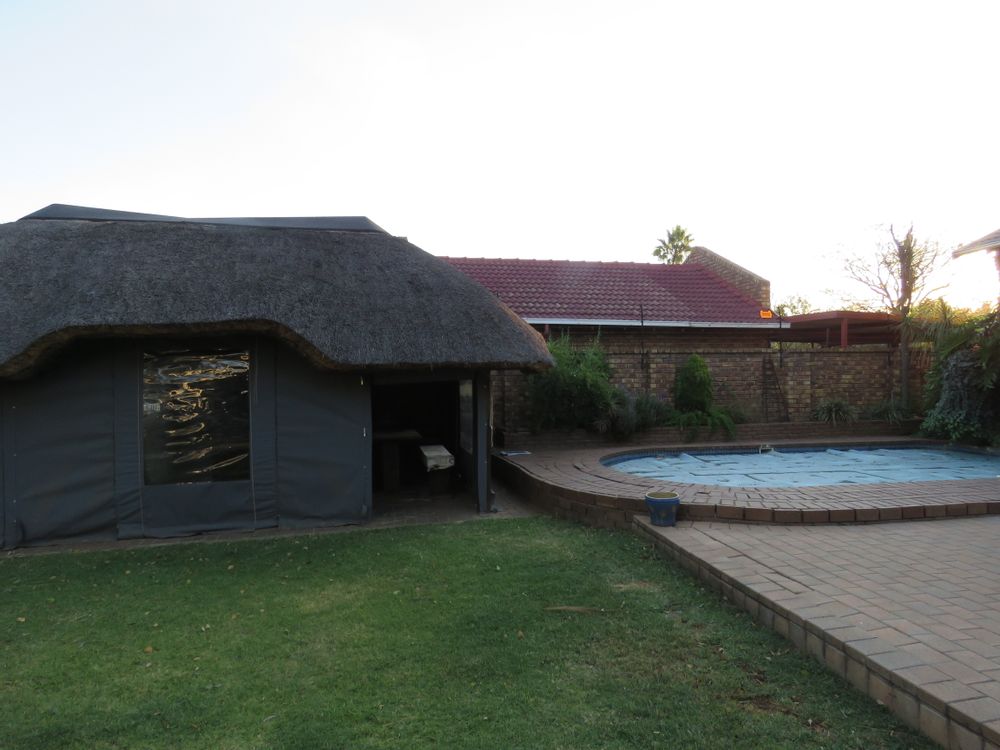 Lapa and pool off entertainment room