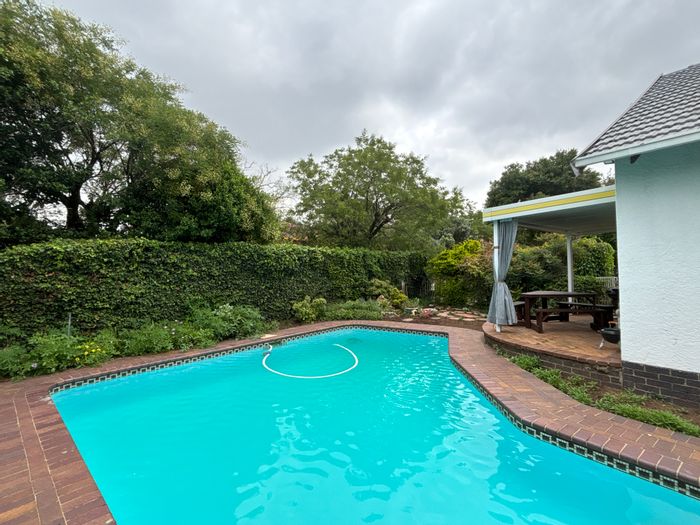 For Sale: 4-bedroom house in Farrarmere with pool, spacious yard, and parking.