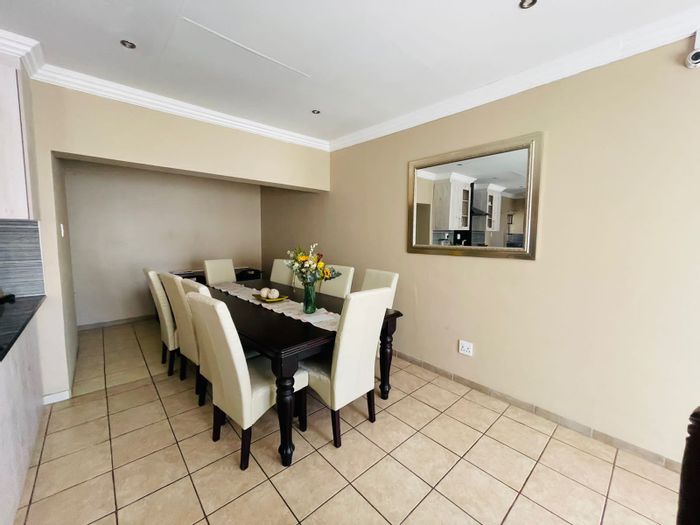 For Sale: 4-bedroom house in Jackaroo Park with landscaped garden and secure walls.