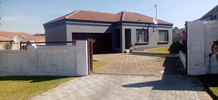 2 Bedroom House For Sale in Jackaroo Park with outdoor space and parking.